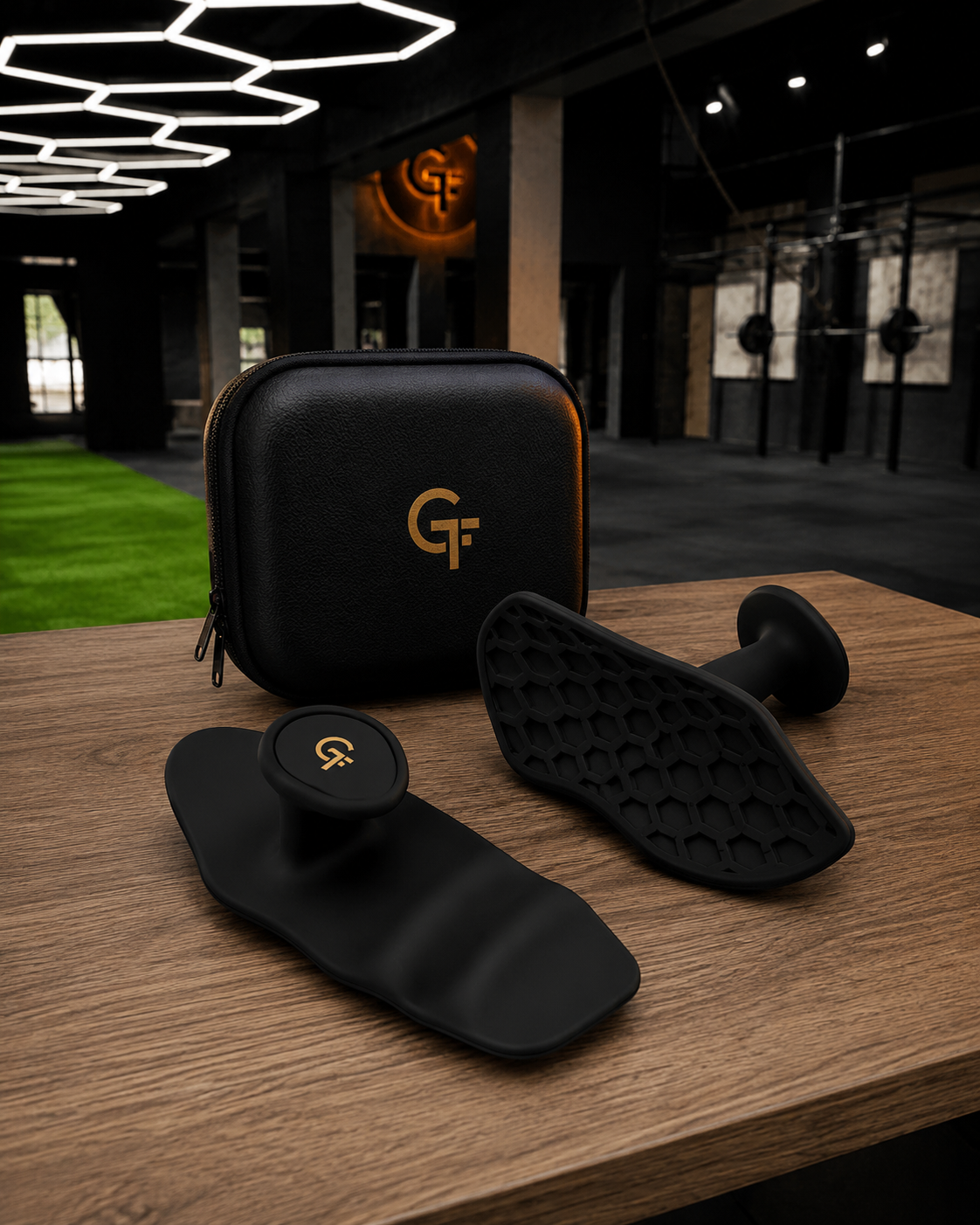 Calleras Golden Fitness de silicona negra junto a su estuche protector